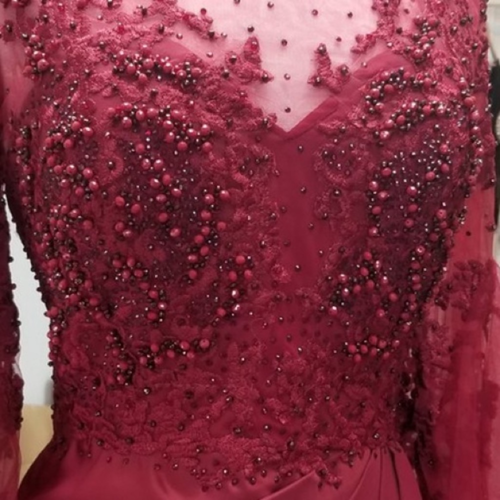 Beautiful& elegant burgundy gown - Picture 4 of 4